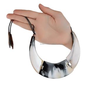 Collier rustique en corne avec détails artisanaux faits à la main, collier en corne avec cordon résistant et pendentif en corne naturelle - Product Image 2