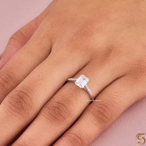 Anillo de Moissanita con Corte Esmeralda en Oro de 10K, Banda Pavé, Estilo Solitario, Diseño Clásico y Elegante, Joyería Brillante, Idea de Regalo para Mujer - Product Image 1