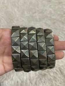 สร้อยข้อมือรูปพีระมิดหลากสี สร้อยข้อมือรูปพีระมิดหลากสี สร้อยข้อมือหินซาป สร้อยข้อมือดีไซน์รูปพีระมิด สร้อยข้อมือแฟชั่นหลากสีสัน - Product Image 3