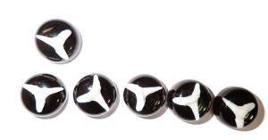 Cabujón Redondo de Plástico con Espécimen Real de Dientes de Tiburón, 19x19 mm, Fondo Plano Negro, para Manualidades y Joyería - Product Image 5