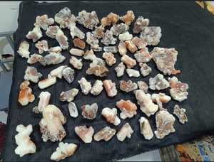 Lot en gros de grappes de cristaux de Stilbite rouge naturel, spécimen minéral brut, collection de roches de Heulandite et de Zéolite, Maharashtra, Inde - Product Image 2