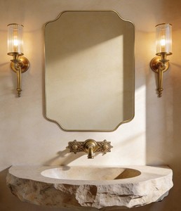 Elegante espejo de pared con borde festoneado y una delgada marco de latón vintage, cristal rectangular con esquinas cortadas. - Product Image 2