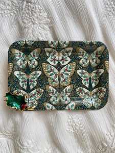 จานโลหะทรงสี่เหลี่ยมสไตล์วินเทจ ลายผีเสื้อและฮอลลี่ ดีไซน์เคลือบสี - Product Image 1