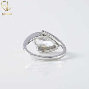 Bague de fiançailles solitaire demi-sertie en moissanite taille poire 3,10 carats, or blanc 18 carats, motif tourbillon, style East To West - Product Image 2