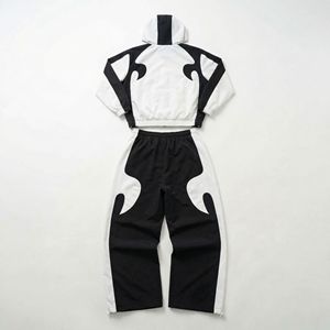 Elegante Chándal Urbano en Blanco y Negro |   Chaqueta y Pantalones Impermeables Ligeros |   Ropa Deportiva de Moda OEM Personalizada - Product Image 2