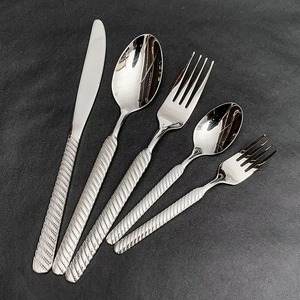 ชุดช้อนส้อมสแตนเลสสไตล์ร่วมสมัยพร้อมด้ามจับแบบมีลายข้าง เหมาะสำหรับชุดครัวเริ่มต้นและชุดอาหารราคาประหยัด - Product Image 3