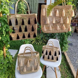 กระเป๋าถือสานมือสำหรับฤดูร้อน กระเป๋าสะพายไหล่ลำลองสำหรับผู้หญิง กระเป๋าเดินทางชายหาด  ตกแต่งด้วยไข่มุก ขนนก ปักลายโบว์  ซิปเวียดนาม  ลายดอกไม้ - Product Image 1