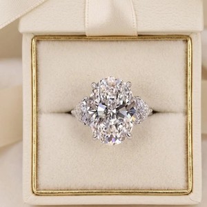 Anillo de Compromiso Ovalado con Diamante Cultivado en Laboratorio, Anillo Trilogía, Venta al por Mayor, Color DEF, Claridad VSVVS, Certificado IGI, Oro Sólido de 10K, 14K, 18K - Product Image 1