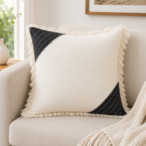 Housse de coussin en lin de qualité supérieure avec bordure à franges et patch d'angle contrastant noir |   Coussin carré décoratif pour canapé et maison - Product Image 1