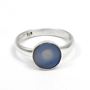 แหวนเงินแท้ 925 ประดับด้วยพลอยบลูซันสโตนทรงกลม งานแฮนด์เมด ฝังแบบ Bezel สไตล์โบฮีเมียน - Product Image 3