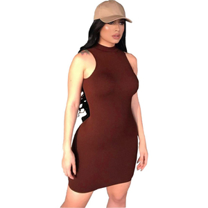 Vestido ajustado negro sin mangas con cuello alto y detalle de cordones laterales, mini, ideal para fiestas de verano. - Product Image 3