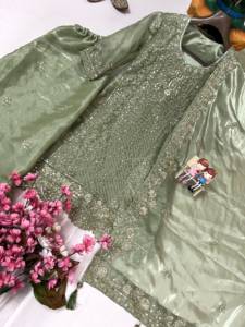 Conjunto de fiesta de diseñador con bordado de zari, hilo y lentejuelas, top de seda Gmy con pantalón palazzo y dupatta, completamente cosido. - Product Image 5