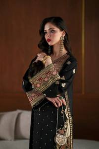 Ensemble de costume formel pour femme en velours noir brodé, haut et bas longs, dupatta, tenue de fête Paisley Salwar Kameez - Product Image 2
