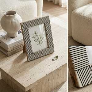 Cadre photo artisanal de luxe en résine multicolore et incrustations de os, motif abstrait fait main, dimensions personnalisées et table élégante - Product Image 5