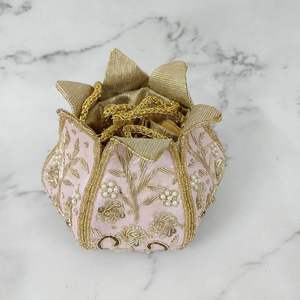 Bolso de mano tipo Potli rosa hecho a mano con bordado Zardosi dorado y perlas, para novias, bodas, con cordón ajustable, para fiestas nocturnas. - Product Image 1