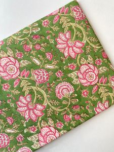 Tissu en coton doux de poids moyen, imprimé à la main Sanganeri, nouveau design, écologique, pour confection de vêtements pour garçons et housses de rideaux - Product Image 3