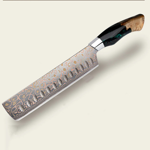 Cuchillo de chef de acero de Damasco con filo serrado, mango de madera y espiga completa para uso culinario - Product Image 2