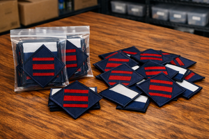 Parche Táctico Bordado con Diseño Diagonal Azul y Negro - Product Image 4
