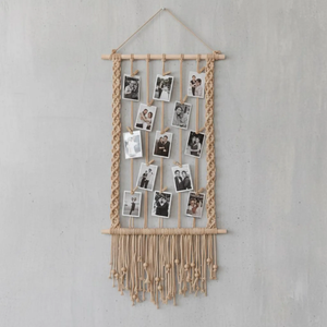 Porte-photo en macramé, décoration murale personnalisée, affichage d'images, art mural bohème neutre, cadeau pour maman, décoration de chambre d'étudiant - Product Image 1