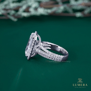 Superbe bague vintage en or avec diamant de laboratoire taille émeraude, halo micro-pavé, double bordure, sangle fendue et monture ouverte - Product Image 6