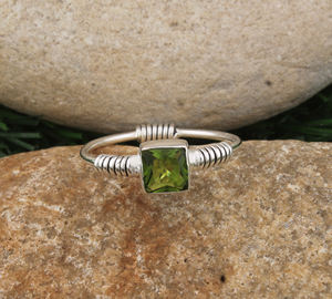 Bague Solitaire Classique Bohème en Argent Sterling 925 avec Peridote Sertie à la Main, Certifiée Jaipur - Product Image 2