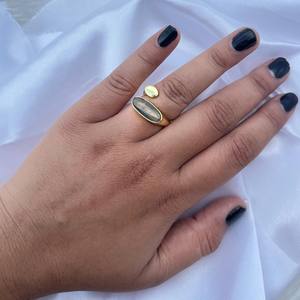 Bague ovale tendance en labradorite feu, argent sterling 925, laiton plaqué or 14 carats, ajustable, bijou ouvert avec pierre précieuse - Product Image 4