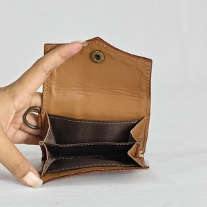 Monedero de Cuero Genuino con Bordado Floral en Color Negro y Marrón, Hermoso y Atractivo, con Cierre a Presión - Product Image 2