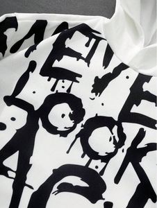 Sudadera con capucha unisex personalizable de cuello redondo con cremallera, de algodón y elastano, con diseño digital de letras y dibujos en el frente/trasero, ideal para otoño. - Product Image 4