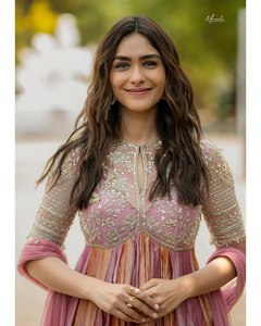 Vestido de seda rosa Rani con detalles en el cuello, traje de dos piezas de diseñador, elegante atuendo de boda para mujer. - Product Image 2