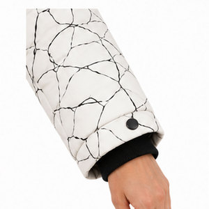 Parka à capuche moderne pour femme avec finition imperméable, chaleur thermique et style streetwear inspiré de la mode contemporaine - Product Image 4