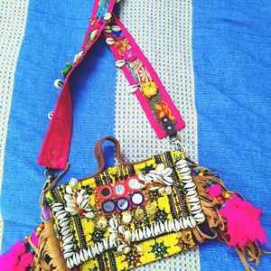 Bolsos bandolera artesanales Banjara bohemios para mujer de la India, bolso tipo sling elegante y moderno, estilo boho chic, bolso de yute con borlas para chicas y mujeres - Product Image 5