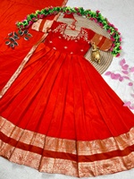 Robe Anarkali en soie mélangée rouge avec broderie florale et bordure Zari, robe de fête de mariage Voni assortie pour femmes