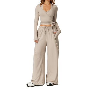 Conjunto Deportivo de 3 Piezas para Mujer: Top Corto de Manga Larga con Cuello Halter, Pantalones Palazzo Anchos con Cordón Ajustable, 90% Nailon, 10% Elastano - Product Image 3