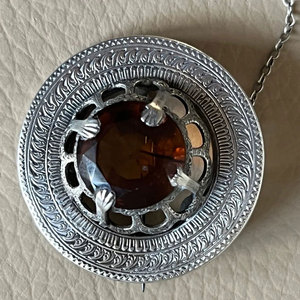 Broche Escocés Antiguo con Piedra de Ágata de Fuego en Engaste de Garra, Metal Blanco, Accesorios para Kilt Escocés - Product Image 2