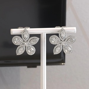 Boucles d'oreilles clous fantaisie en or massif 14K plaqué rhodium, serties de moissanite et de diamants en grappe, monture à griffes, cadeau d'anniversaire étincelant - Product Image 3