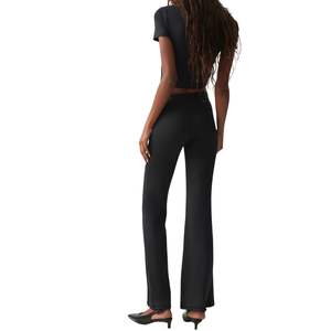 Leggings de yoga évasés pour femmes, taille mi-haute, effet push-up, coupe ajustée, avec fente latérale, contrôle du ventre, antibactériens, vente en gros personnalisée - Product Image 4