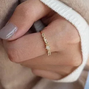 แหวนหมั้นเพชรจำลองทรงกลม 2 กะรัต ชุบทองคำเหลือง 14k - Product Image 6