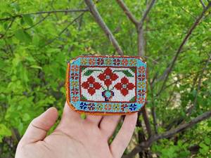 Porte-monnaie vintage perlé : Pochette artisanale à motifs floraux en perles - Product Image 3