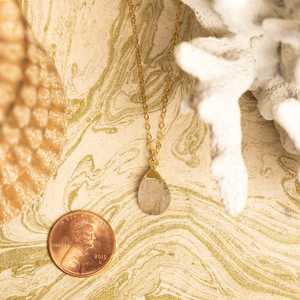 Colgante ovalado de cuarzo rutilado dorado, delicado collar de oro, cadena de cable rellena de oro de 14 quilates, joyería de piedras preciosas naturales, regalo para mujeres - Product Image 1