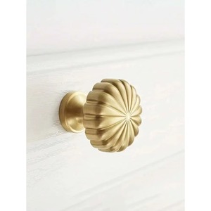 El agarre confiable de una manija de puerta metálica ayuda a evitar resbalones al abrir puertas. - Product Image 3