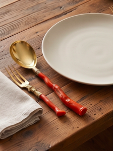 Service de couverts vintage plaqué or avec manches rouge corail, idéal pour les mariages et la mise en table. - Product Image 3