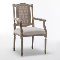 Chaise Louis élégante avec dossier en rotin, offrant une touche de charme provincial français pour les événements spéciaux