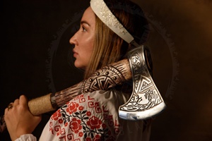 Hacha Barbuda vikinga de acero inoxidable forjada a mano mango de madera hacha vikinga con Funda de cuero Venta Directa hacha Barbuda personalizada - Product Image 6