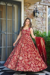 Traje Anarkali Premium de Chinon Color Granate para Mujer con Dupatta, Conjunto Étnico de Secado Rápido y Largo hasta el Suelo para Bodas - Product Image 3