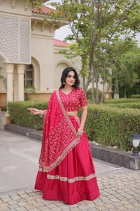 Conjunto de Lehenga Rojo Bordado con Lentejuelas y Zari en Satén - Product Image 4