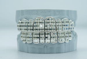 Dents personnalisées en argent étoilé S925 Grillz de diamant de Moissanite glacé pour les dents Grillz de diamant de Moissanite taille émeraude - Product Image 4