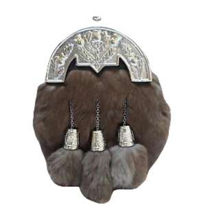 Vestido escocés tradicional hecho a mano con sporran, con pelaje gris y un cantle decorativo de metal con forma de cardo. - Product Image 1