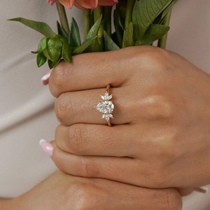 Anillo de Compromiso con Diamante Corte Pera, Oro Sólido de 14K, Diamante Cultivado en Laboratorio, Certificado IGI, Estilo Moderno, Anillo para Mujer - Product Image 5