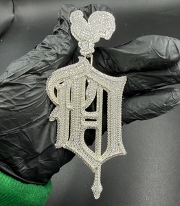 Colgante de Moissanita Personalizado con Diseño de Gallo y Fuente Old English, Plata 925, Estilo Hip Hop, para Uso Diario, Unisex - Product Image 1