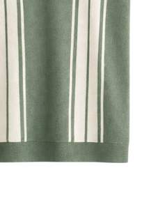 Polo pour homme à demi-zip, vert sauge et rayures verticales, manches courtes, tricoté, décontracté, fabrication sur mesure OEM - Product Image 4